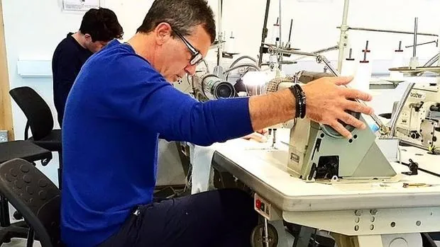 Antonio Banderas trabajando en su nueva colección de ropa