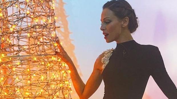 Looks de Eva González en «Se llama Copla» para recibir la Navidad