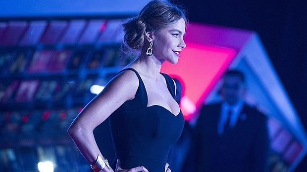 Sofía Vergara desafía la fuerza de la gravedad con un vestido de Victoria Beckham