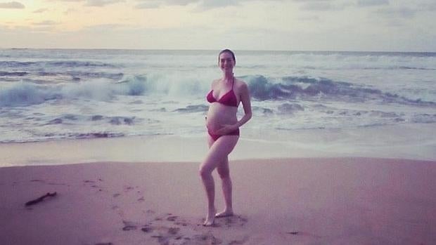 Anne Hathaway presume de barriguita en Instagram