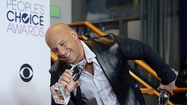 El actor Vin Diesel con los premios a Mejor actor de Película de Acción y Mejor Film por «Furious 7»