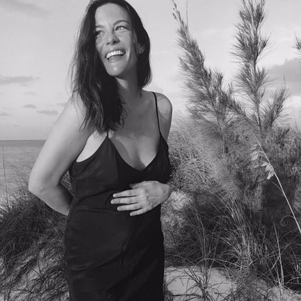 Liv Tyler presume de embarazo en Instagram