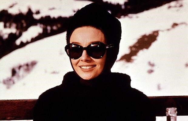 Audrey Hepburn, icono del glamuor en la nieve, en «Charada»