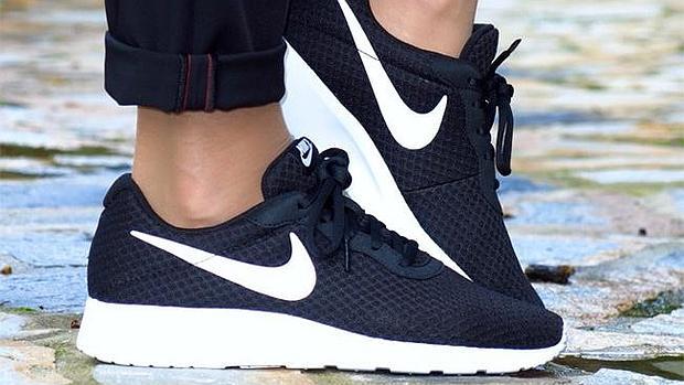 Supera la moda de las deportivas blancas con unas negras