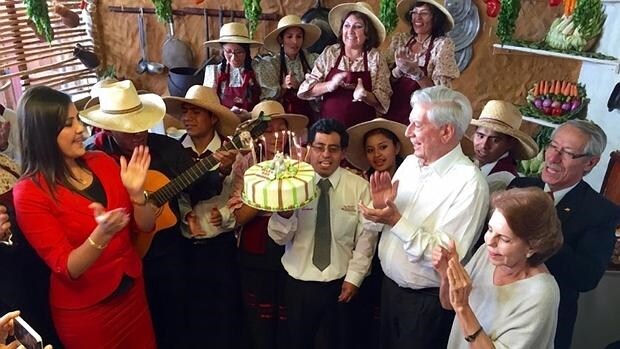 Los Vargas Llosa celebran el 79 cumpleaños del escritor en Arequipa
