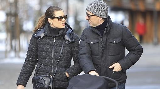 Carlota Casiraghi y Gad Elmaleh paseando por Gstaad junto a su hijo en una foto de archivo