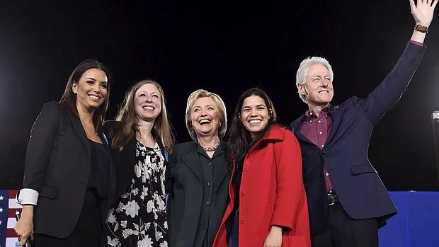 Eva Longoria, Chelsea Clinton, Hillary Clinton, America Ferrera y Bill Clinton
