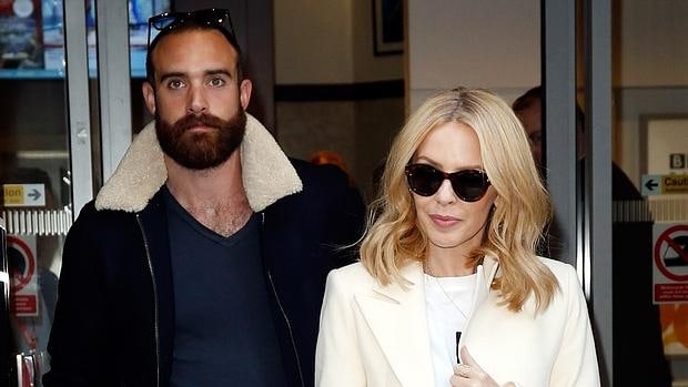 Kylie Minogue anuncia su boda con un actor británico 20 años más joven que ella