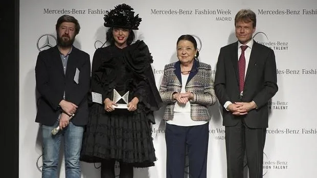 Andrés Aberasturi, Ela Figaldo, Cuca Solana y Reiner Hoeps tras otorgar el premio Mercedes Benz Fashion Talent