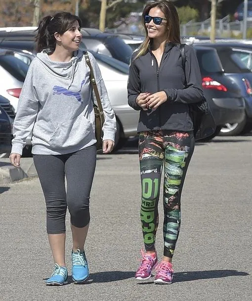 Lara Álvarez y una amiga a la entrada de un gimnasio en Madrid