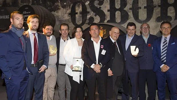 Los premiados por la Academia Andaluza de Gastronomía y Turismo, ayer en las bodegas Osborne de El Puerto.