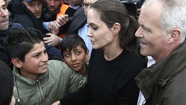 Angelina Jolie visita un campo de refugiados en Grecia