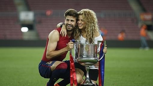 El defensa del FC Barcelona Gerard Piqué y la cantante colombiana Shakira