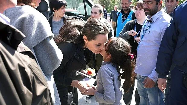 Angelina Jolie en Lesvos en un campo de refugiados