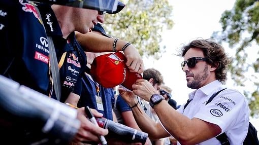 Fernando Alonso firma autógrafos a su llegada al circuito Albert Park