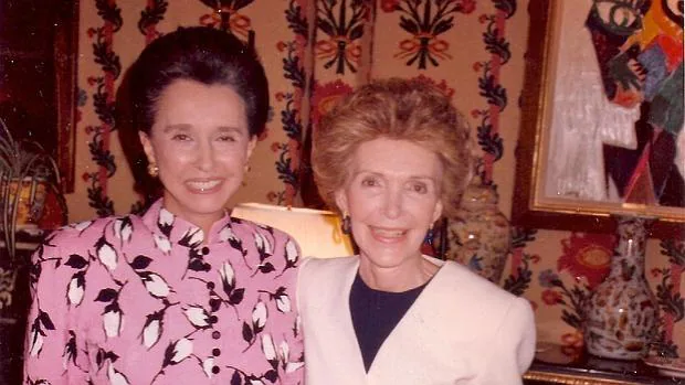Aline Griffith recibe a Nancy Reagan en su apartamento neoyorquino