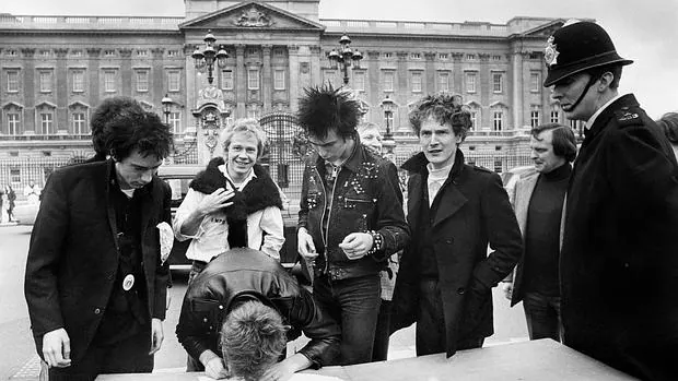 De izq. a der., Johnny Rotten, Steve Jones, Paul Cook, Sid Vicious y el manager Malcom McLaren en 1977