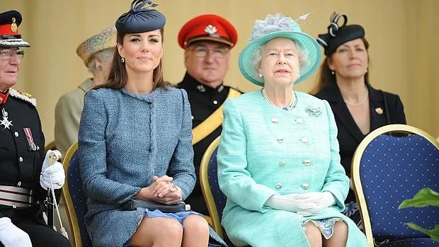 La Duquesa de Cambridge y la Reina de Inglaterra en 2012