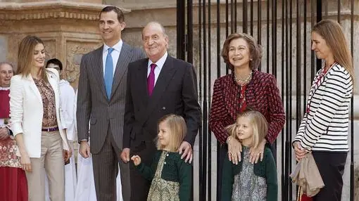 Leonor y Sofía con sus abuelos, los Reyes, en Palma en 2012