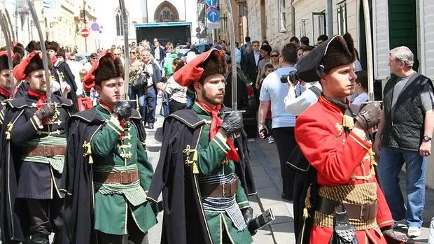 El cambio de guardia que recuerda el origen croata de la corbata
