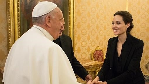 Angelina Jolie presenta "Unbroken" en el Vaticano y saluda al papa Francisco