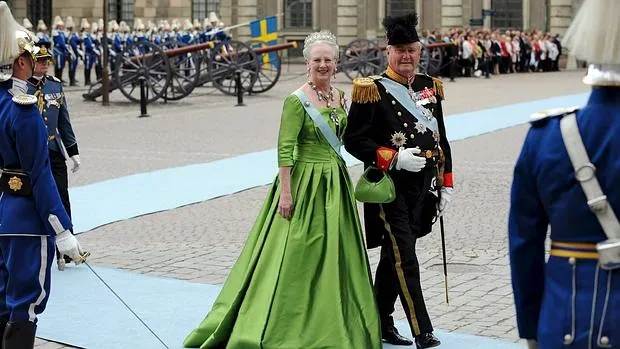 La reina Margarita II de Dinamarca (izda) y su esposo, el príncipe consorte Enrique