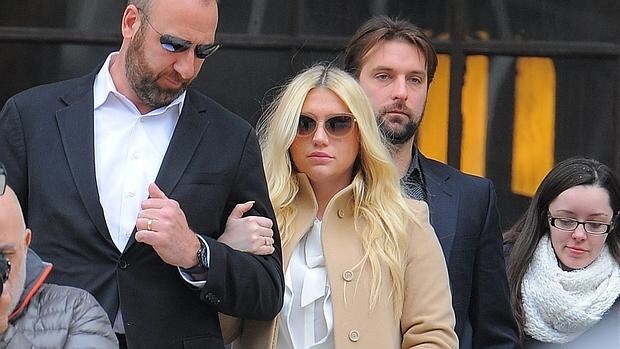 Kesha a la salida de un juicio