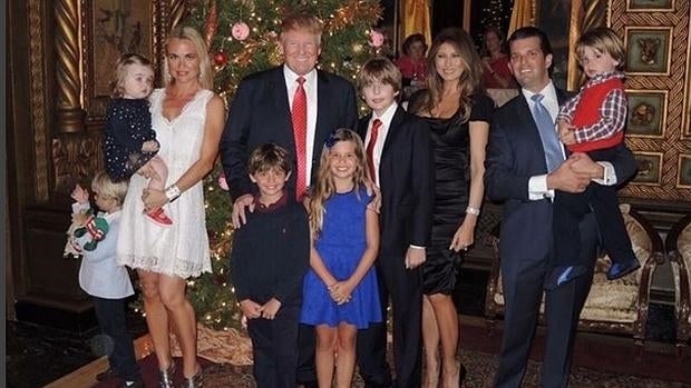 Donald Trump posa con su tercera mujer, Melania, sus hijos y sus nietos