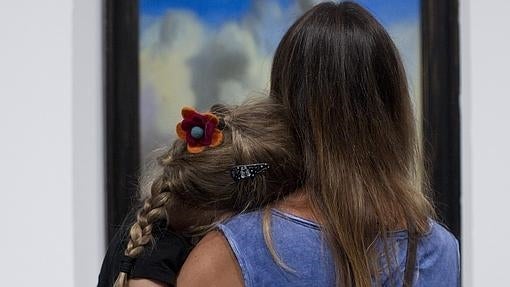 Madre e hija en un museo