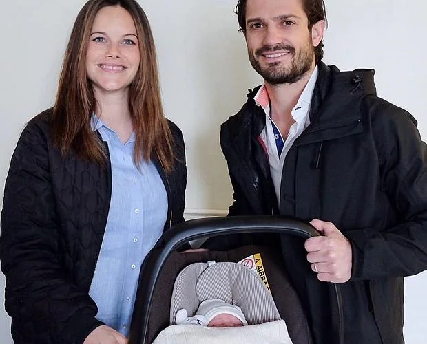Carlos Felipe y Socía de Suecia con su bebé recién nacido