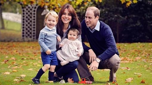 En la primera foto de familia con la princesa Carlota, los príncipes ya llevaron firmas españolas. El vestido de la pequeña coincide con el que lleva en el retrato de la reina Isabel II