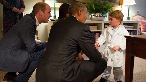 El Príncipe Jorge aparece en pijama y zapatillas en la cena ofrecida a los Obama en Kensington