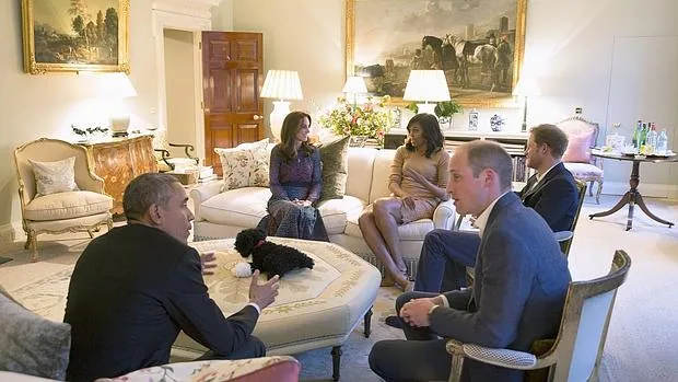 Los Obama y los Cambridge en el salón donde cuelga el cuadro de la discordia