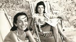 Lee Radziwill con su hermana Jackie Kennedy durante unas vacaciones