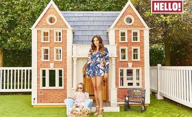 Tamara Ecclestone y su hija Sophie en el jardín de su «mansión» de muñecas