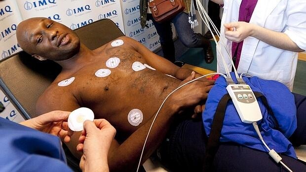 Imagen del 20 de febrero de 2014 que muestra al jugador estadounidense de la NBA Lamar Odom durante un examen médico en Bilbao (España)