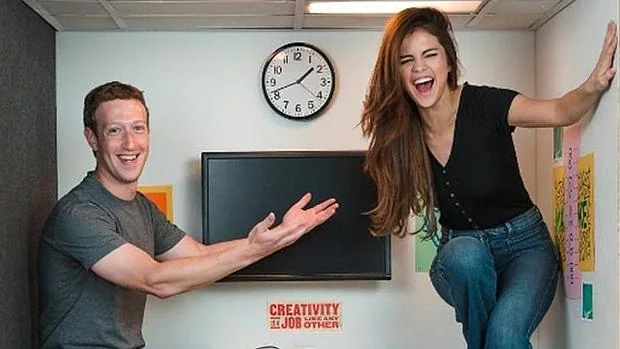 Mark Zuckerberg y Selena Gómez en la oficina más pequeña en Facebook