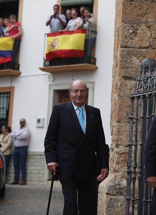 El Rey Don Juan Carlos, aclamado por los vecinos