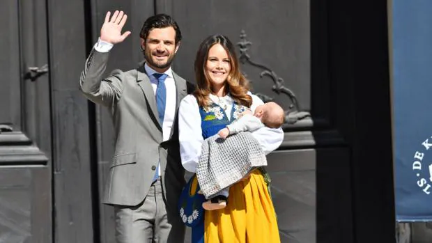 Carlos Felipe y Sofía de Suecia junto al pequeño Alejandro