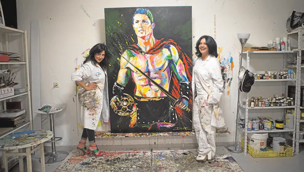 Marta y Mónica junto a su última obra: Cristiano ''Gladiador''