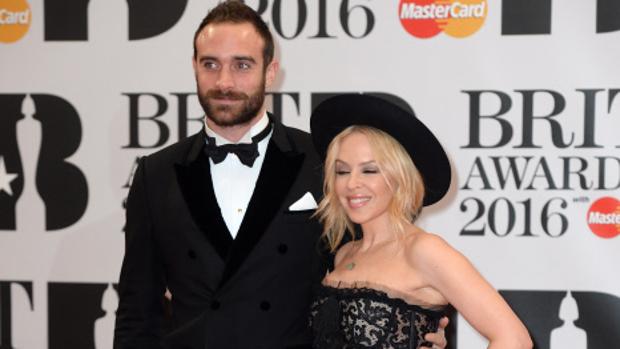 Kylie Minogue y Joshua Sasse en los Brit Awards