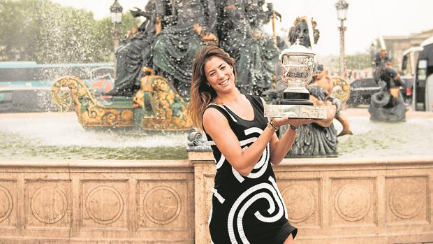 Garbiñe Muguruza levanta la copa del Roland Garros