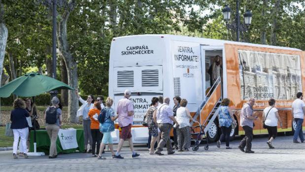 Llegan a Sevilla los autobuses que cuidan nuestra piel