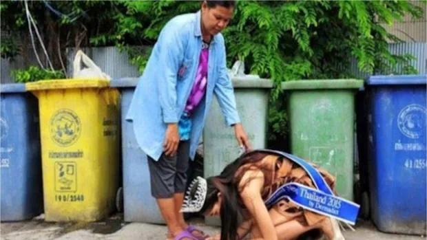 La imagen de Khanittha Phasaeng besando los pies de su madre que ha recorrido el mundo