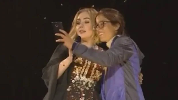 Adele y una fanática en el Festival de Glastonbury