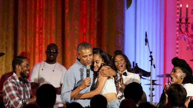 Obama y su hija Malia se dan un cariñoso abrazo durante el acto celebrado en la Casa Blanca