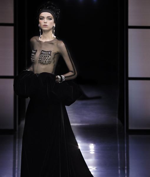 Armani durante el desfile de alta costura otoño-invierno 2016 en París