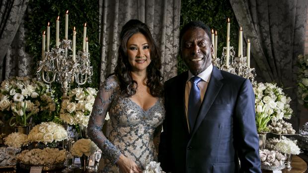 Pelé y Marcia Cibele Aoki en la celebración de su boda