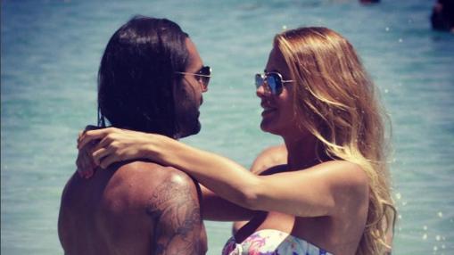 Elisabeth Reyes y Sergio Sánchez disfrutan de un día de playa