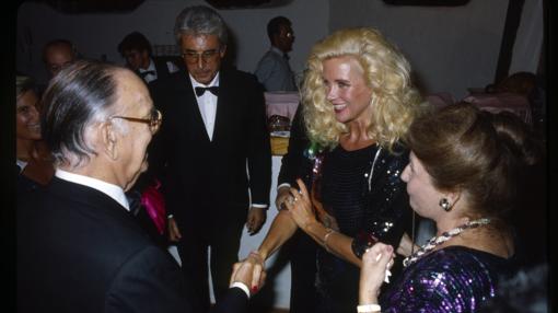 Bismarck saludando al escritor Camilo José Cela durante la inauguración del hotel Coral Beach, en 1990. «Ya no hay gente así, ni en Marbella ni en ningún sitio», se lamenta